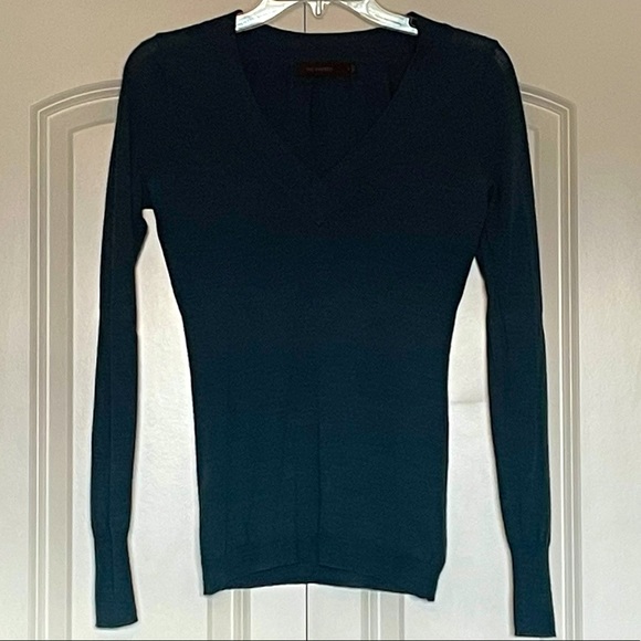 Small green Vneck sweater from The Limited - Picture 4 of 7